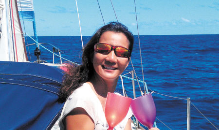 海上风平浪静时,万金玉经常走上甲板欣赏美景。